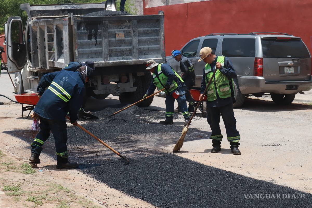 $!Personal municipal trabaja en el bacheo de calles clave de la colonia Las Teresitas.