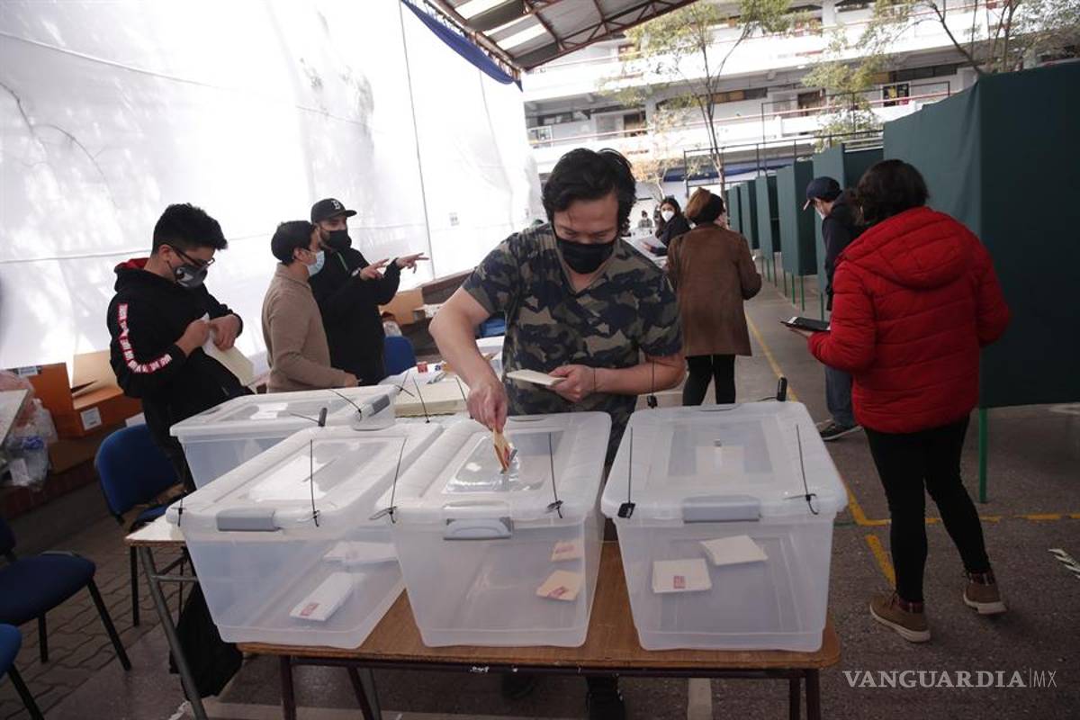 Abren las casillas electorales en históricos comicios constituyentes en Chile