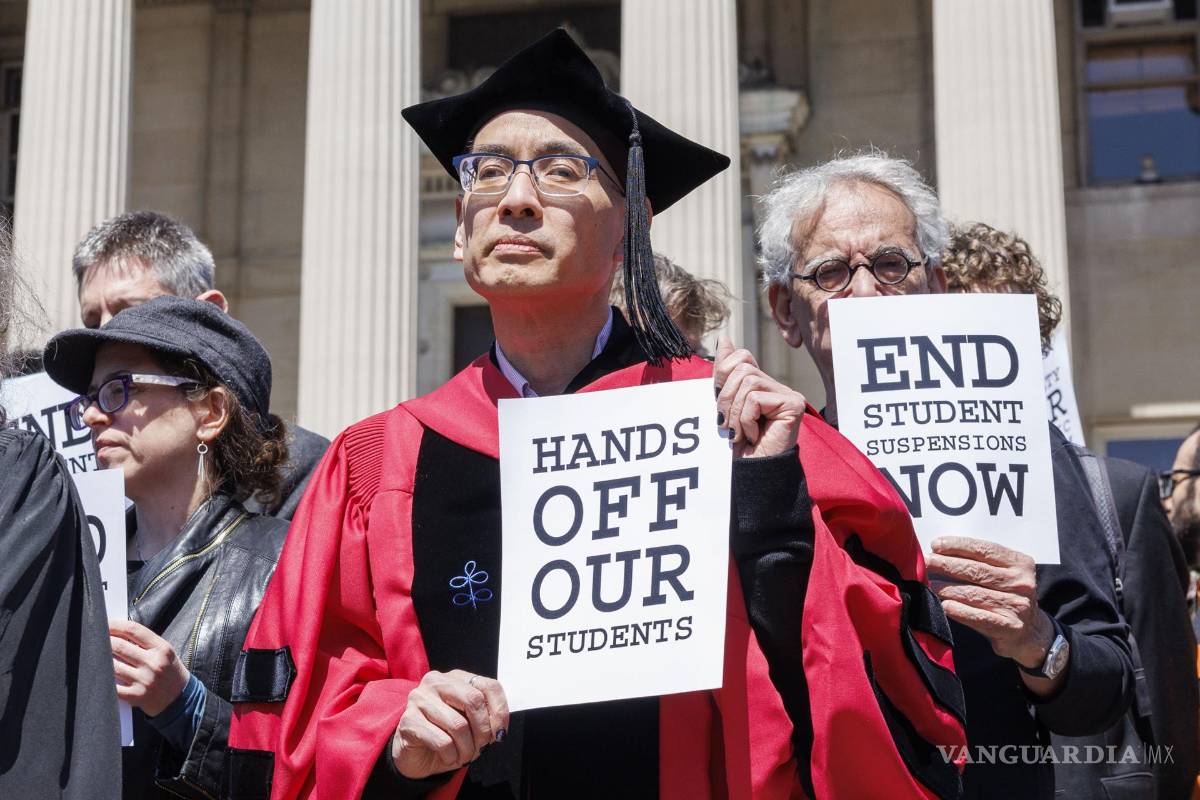 $!Profesores de la Universidad de Columbia protestan por las recientes acciones de la universidad ante el campamento de estudiantes pro palestinos en el campus.