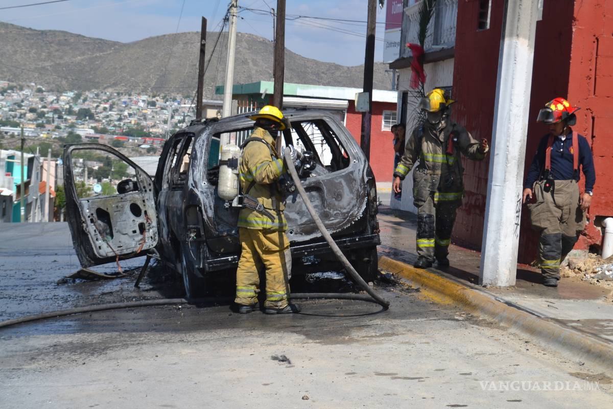 Reduce a chatarra fuego a camioneta sobre LEA