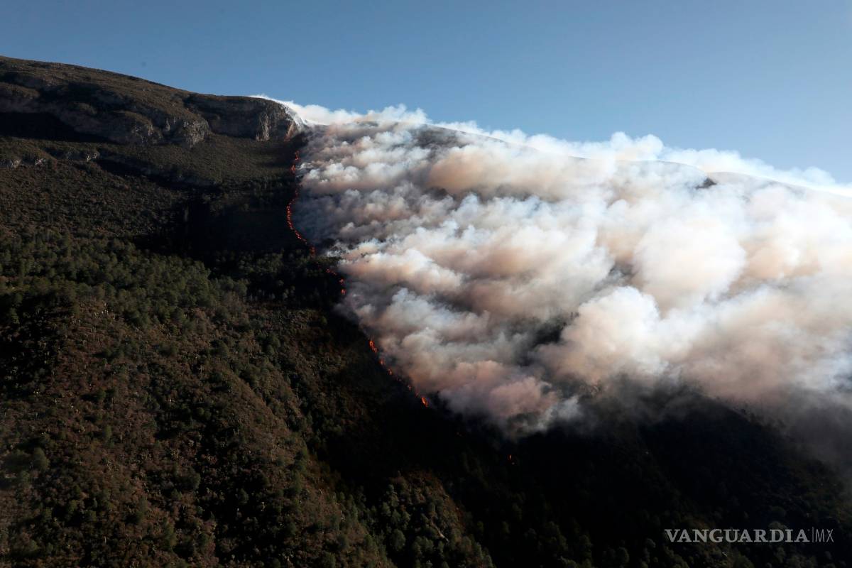 Incontrolable: fuego no cede en Sierra de Arteaga, fuertes vientos obligan a suspender momentáneamente trabajos de combate