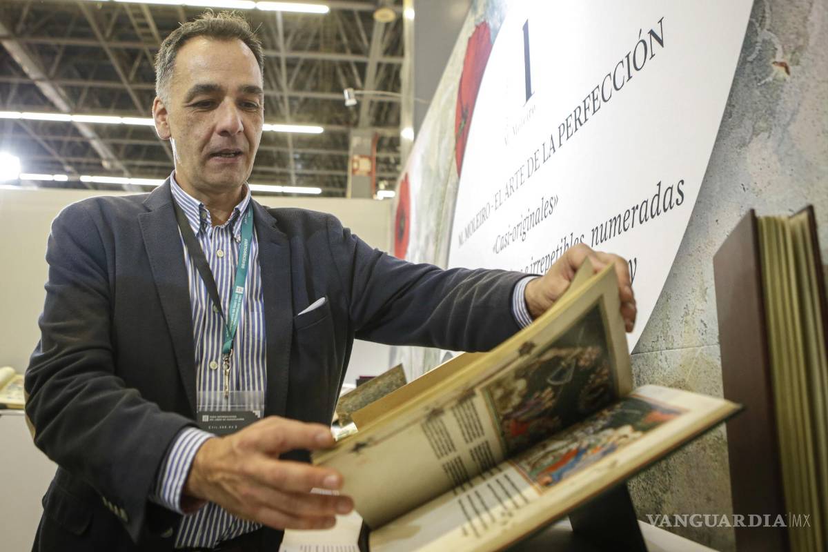 $!El representante de la editorial Moleiro, Diego de Urbiola, muestra libros históricos en el marco de la Feria Internacional del Libro de Guadalajara, en Jalisco (México).