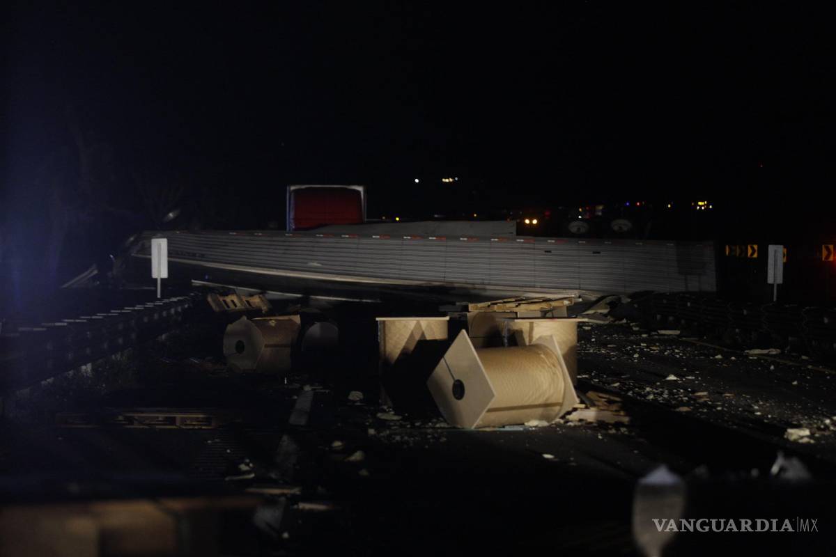 Tragedia en la Matehuala-Saltillo, conductor de tráiler pierde la vida en volcadura