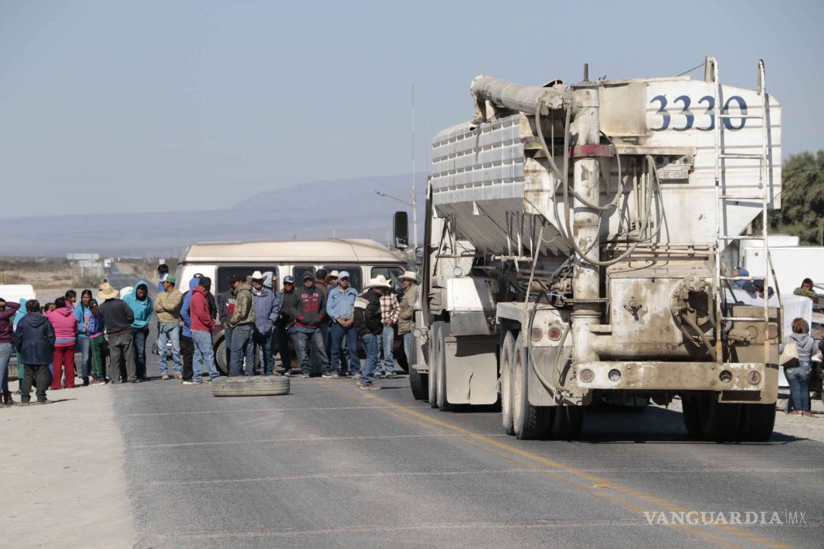 $!Caos por 6 horas en autopista de Coahuila; 200 campesinos bloquean vías para exigir cierre de basurero tóxico