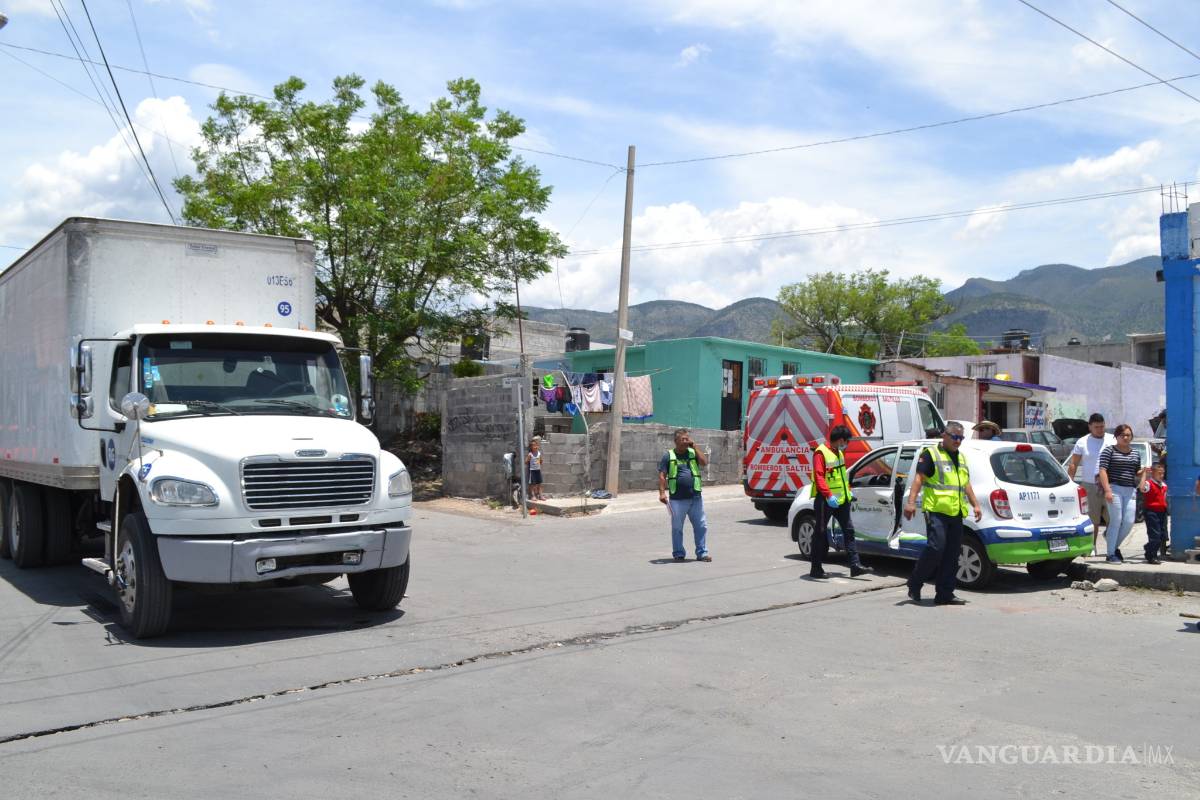 Choca camión con auto y se culpan uno al otro