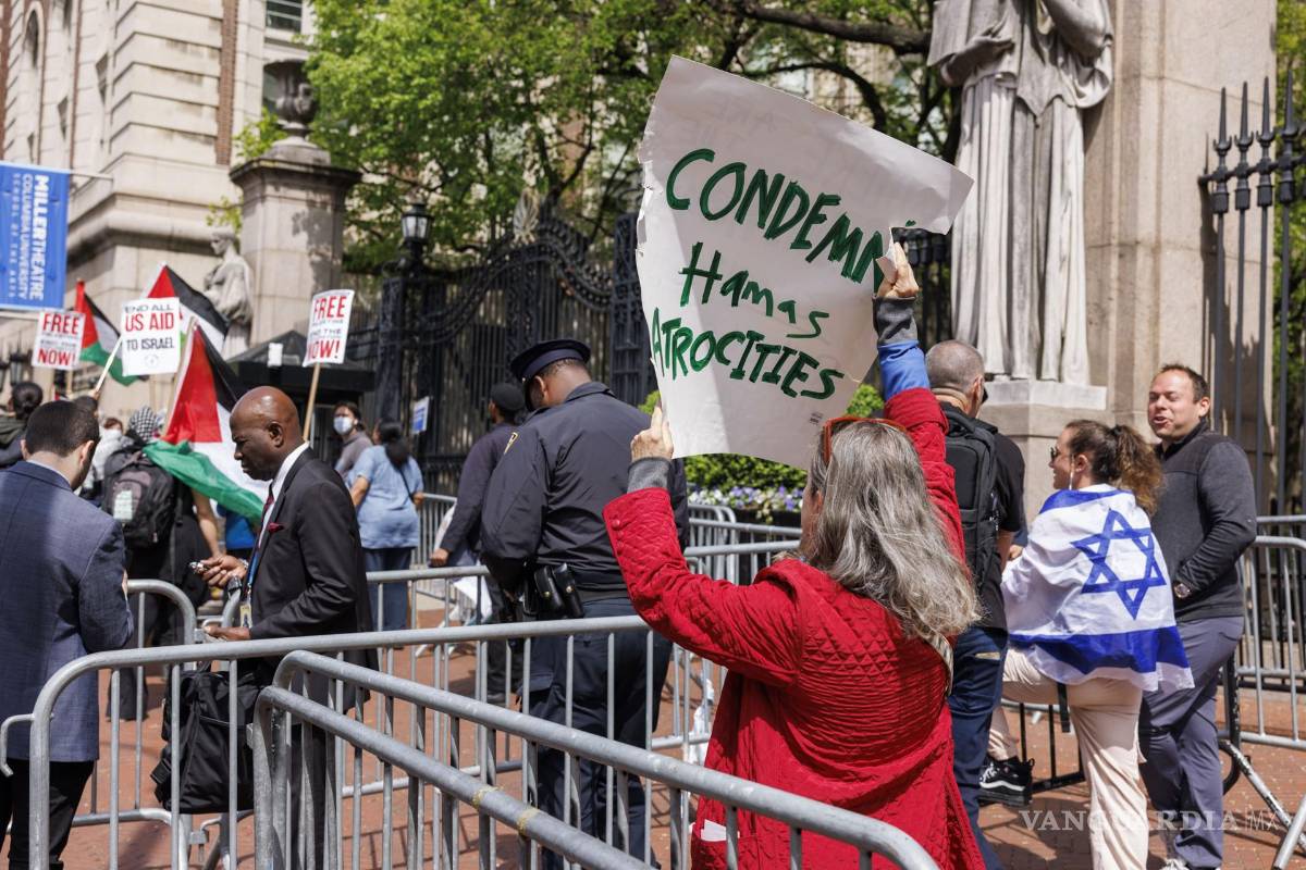 $!Partidarios de Israel se reúnen frente al campus de la Universidad de Columbia en contraprotesta de quienes apoyan a Palestina en Nueva York.