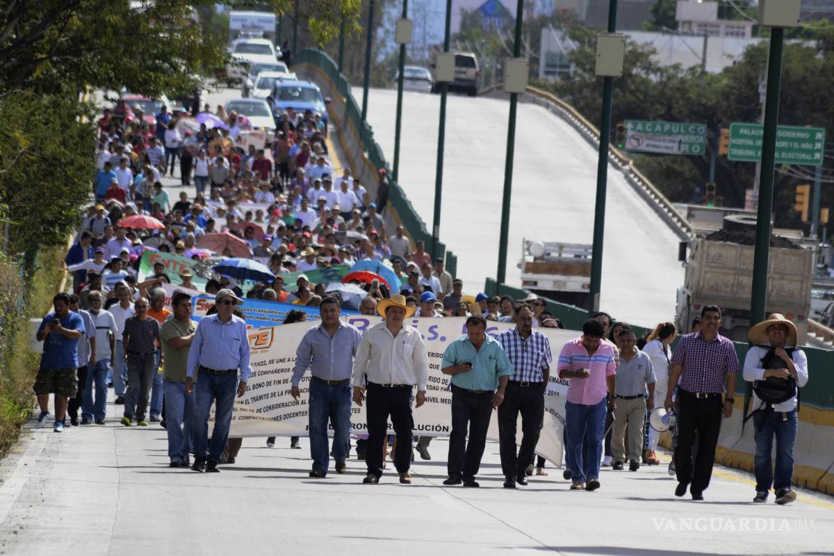 Casi mil maestros serán despedidos en Guerrero