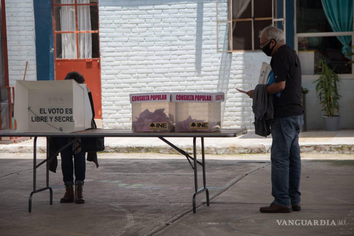 $!Con la elección presidencial ganada, López Obrador comenzó a promocionar y analizar las obras de su gestión por lo que empezó a echar mano de su método de consulta ciudadana.