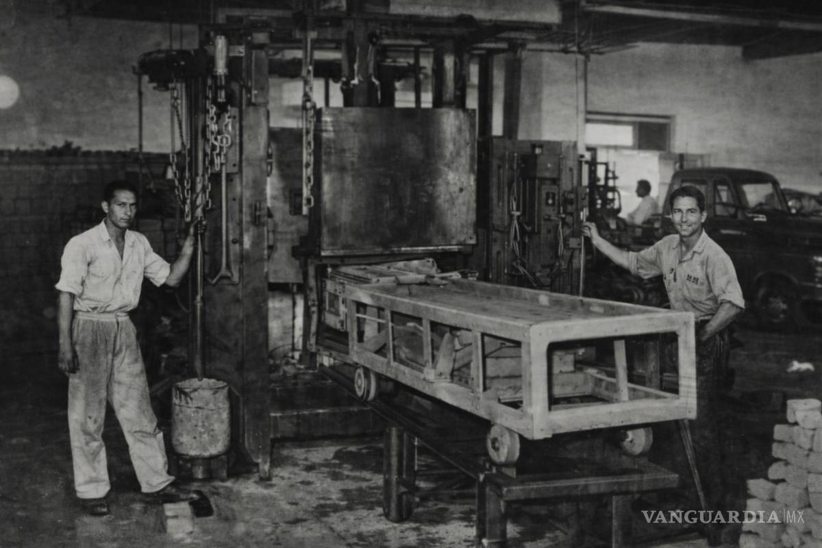 $!Proceso de fabricación de dentro de la empresa Muelles Coahuila, por esta empresa la pequeña calle lleva el nombre de Muelles.