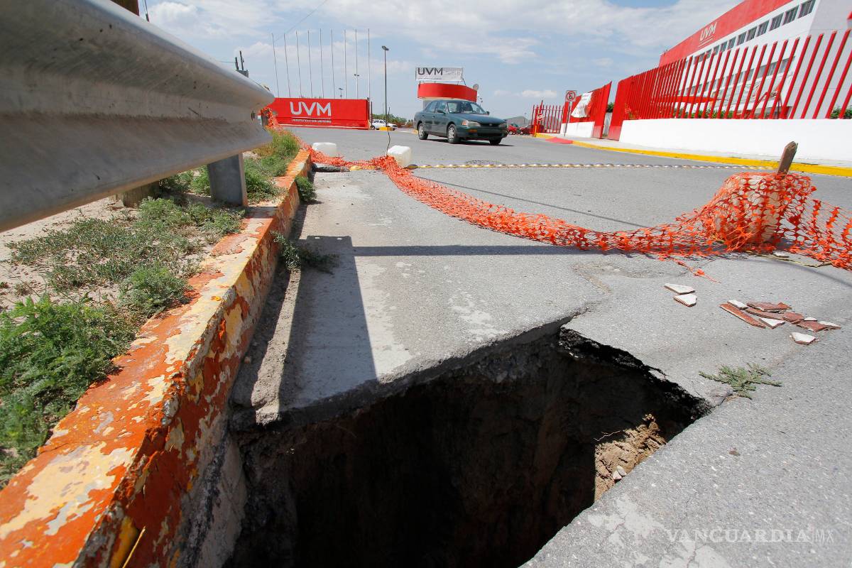 $!Arroyo Ceballos pone en riesgo a saltillenses: se desgajan calles