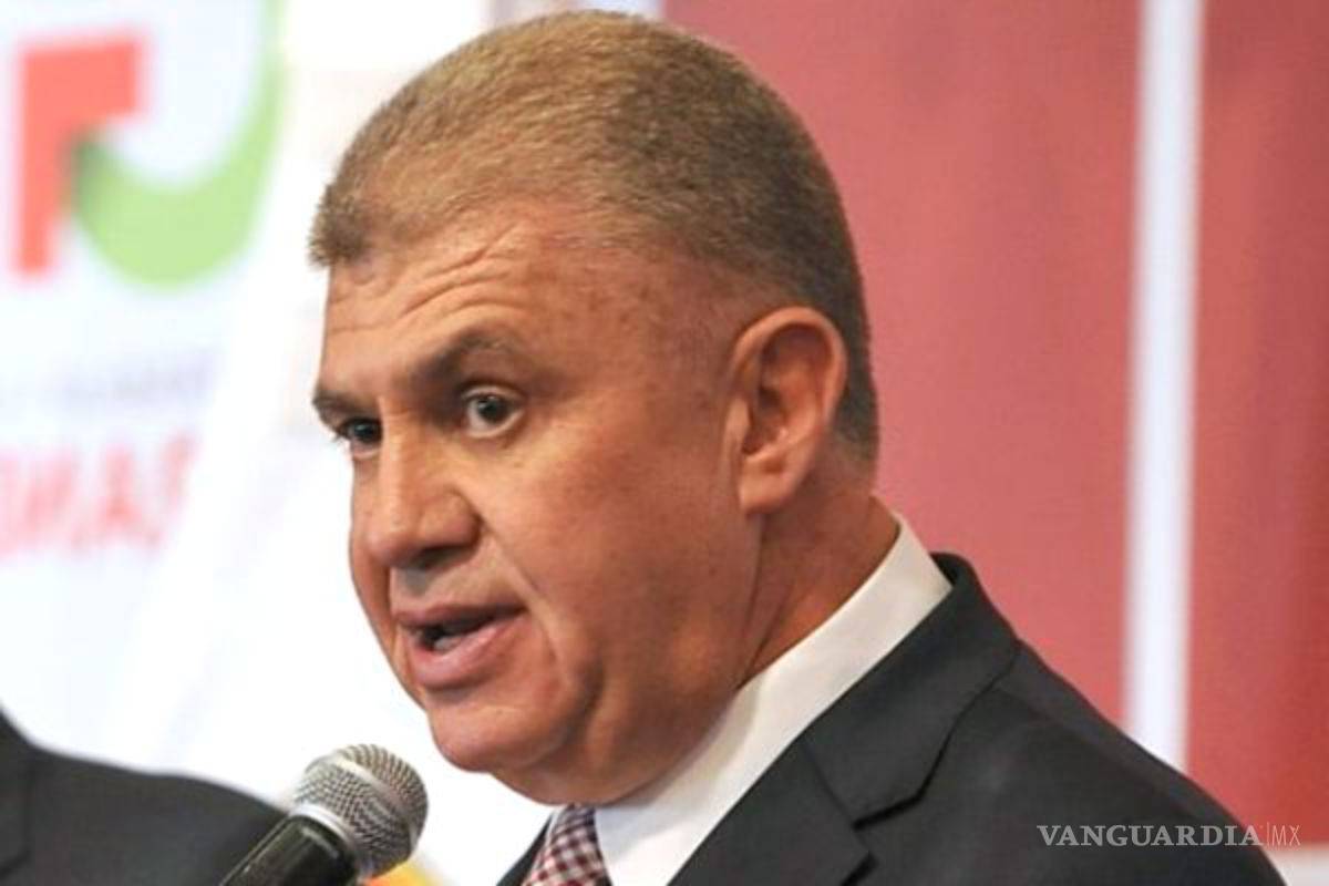 El rancho del hombre fuerte de Eruviel: 136 autos de colección, lago artificial, etc