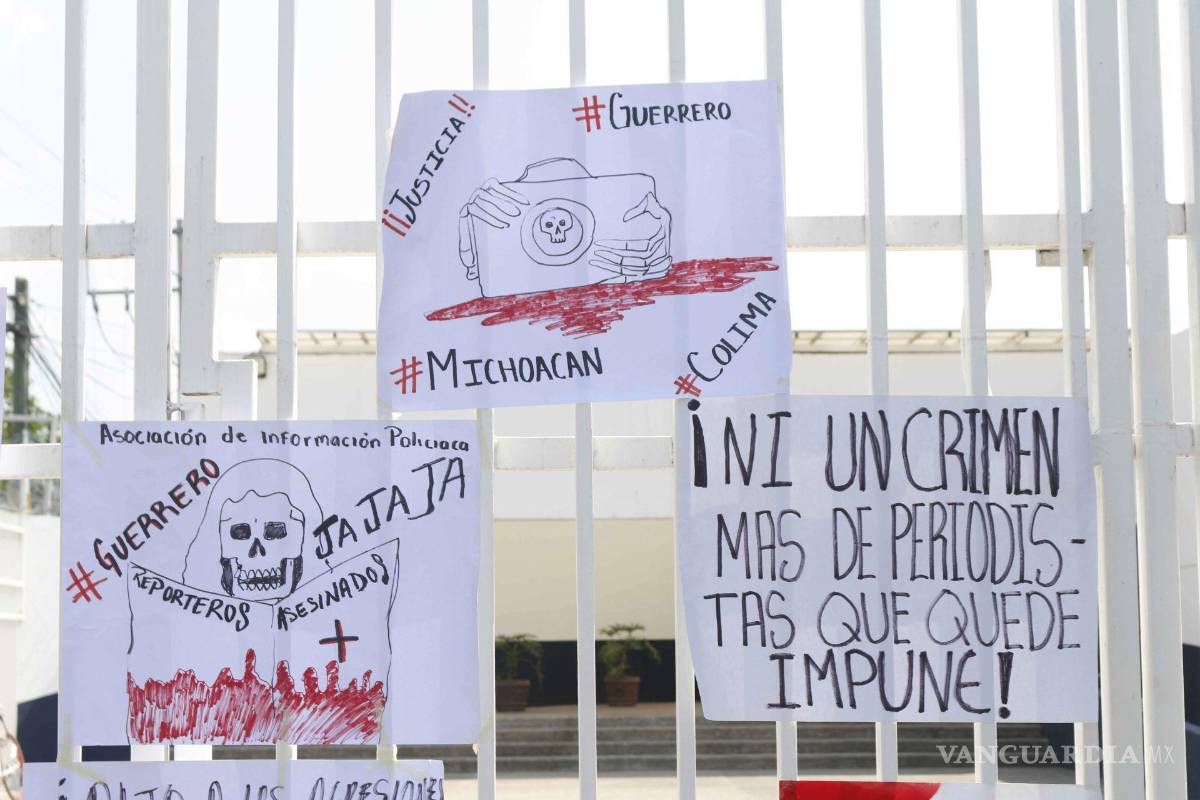 $!Periodistas hicieron un mitin afuera de la FGR en Chilpancingo, Guerrero, para exigir justicia por el asesinato de Mauricio Cruz Solís y Patricia Ramírez González.
