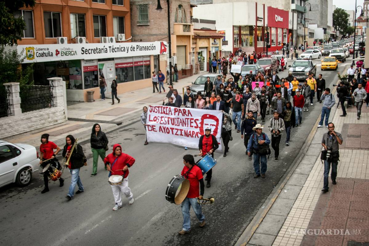 $!Saltillo marcha una vez más para recordar la desaparición de los 43 estudiantes