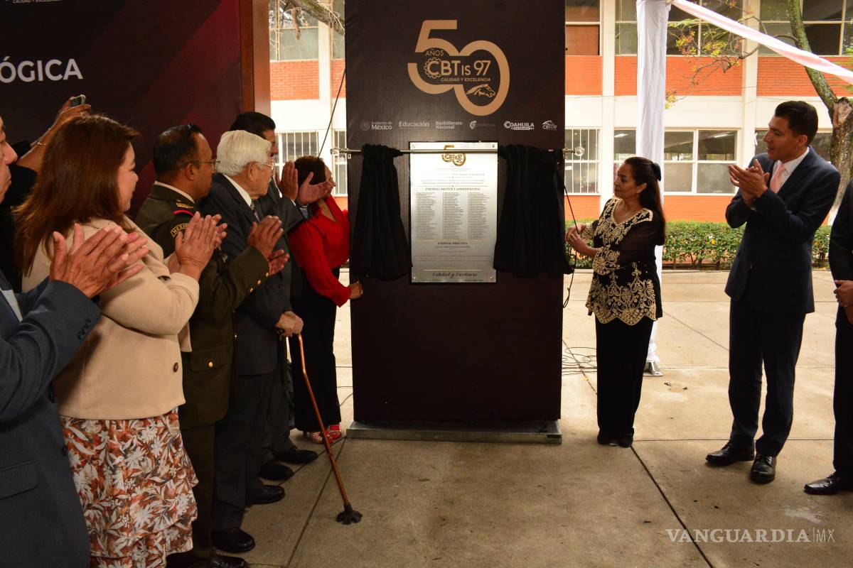 $!Una placa conmemorativa fue develada durante los festejos por el 50 aniversario del plantel, que actualmente atiende a cerca de 3 mil 800 alumnos.