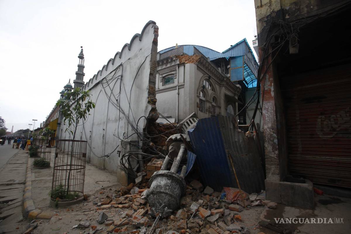 Vanguardia en la Historia: Devastador terremoto deja miles de muertos en India y Pakistán