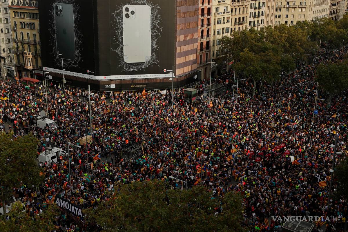 Miles de independentistas colapsan Cataluña con huelga general y manifestaciones