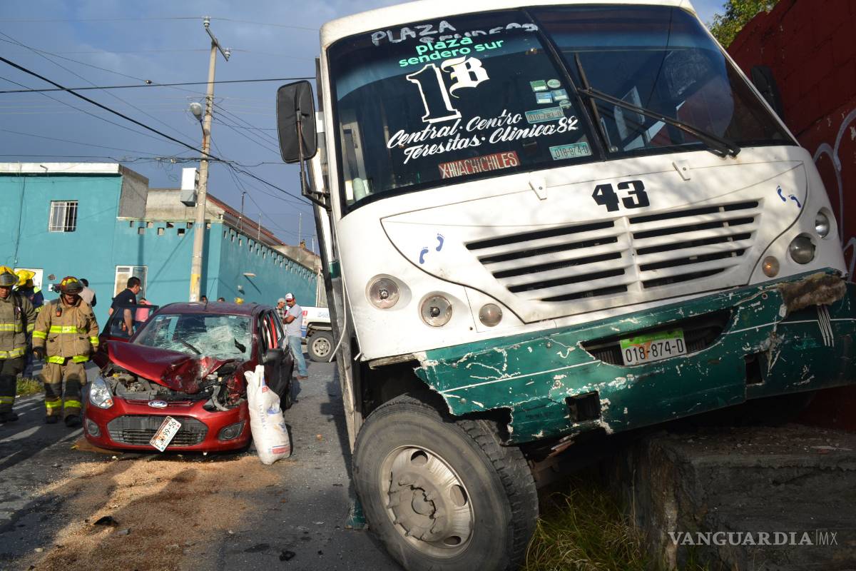 Se ‘vuela’ un alto y destroza su coche