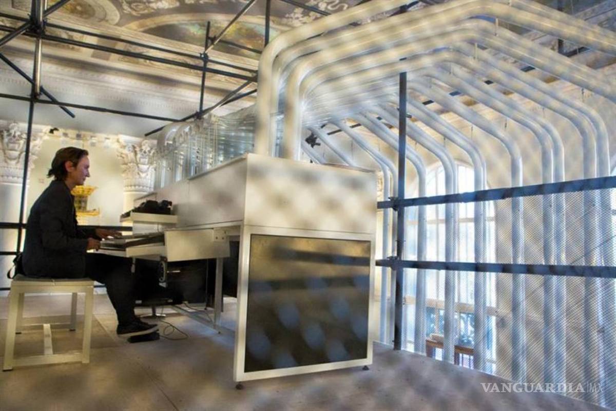 La artista mexicana Tania Candiani expone su obra al público moscovita