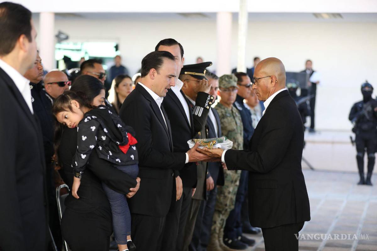 $!El mandatario reconoció el valor, compromiso y entrega del agente, resaltando su servicio con honor y lealtad al pueblo de Coahuila.