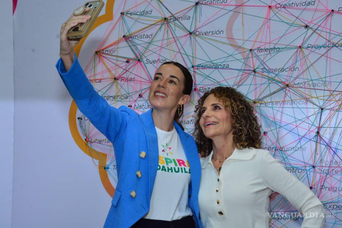 $!La titular de Inspira Coahuila, Paola, y la psicoterapeuta Shulamit Graber compartieron un momento durante el evento.