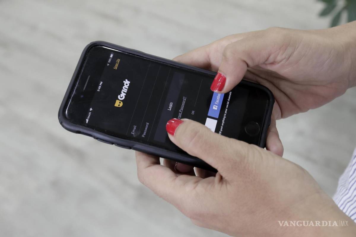 $!Una persona mira la aplicación Grindr en su teléfono móvil en Beirut, Líbano, el 29 de mayo de 2019.