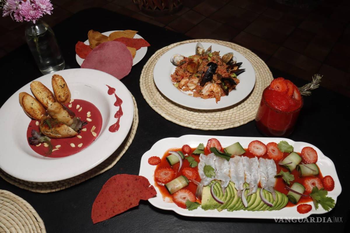 $!Los colores vibrantes de los platillos, como el mole rosa profundo y las tortillas rosas, reflejan la creatividad y el esmero de la chef en cada detalle para la celebración de esta fecha especial.