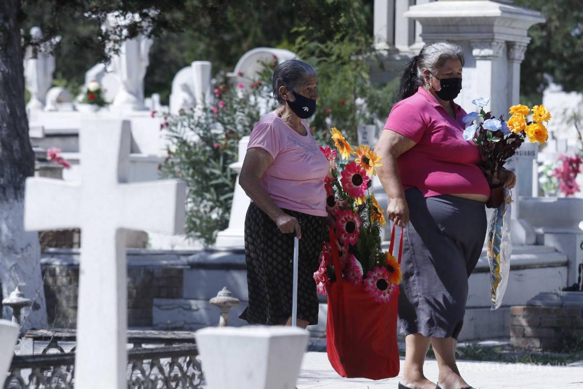 Saltillenses visitan a sus fallecidos después de más de un año por COVID-19