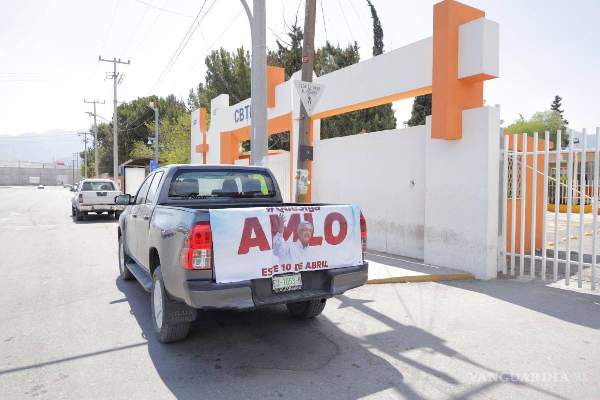 $!Propaganda a favor de AMLO en la casilla del Cbtis 96 de Saltillo.