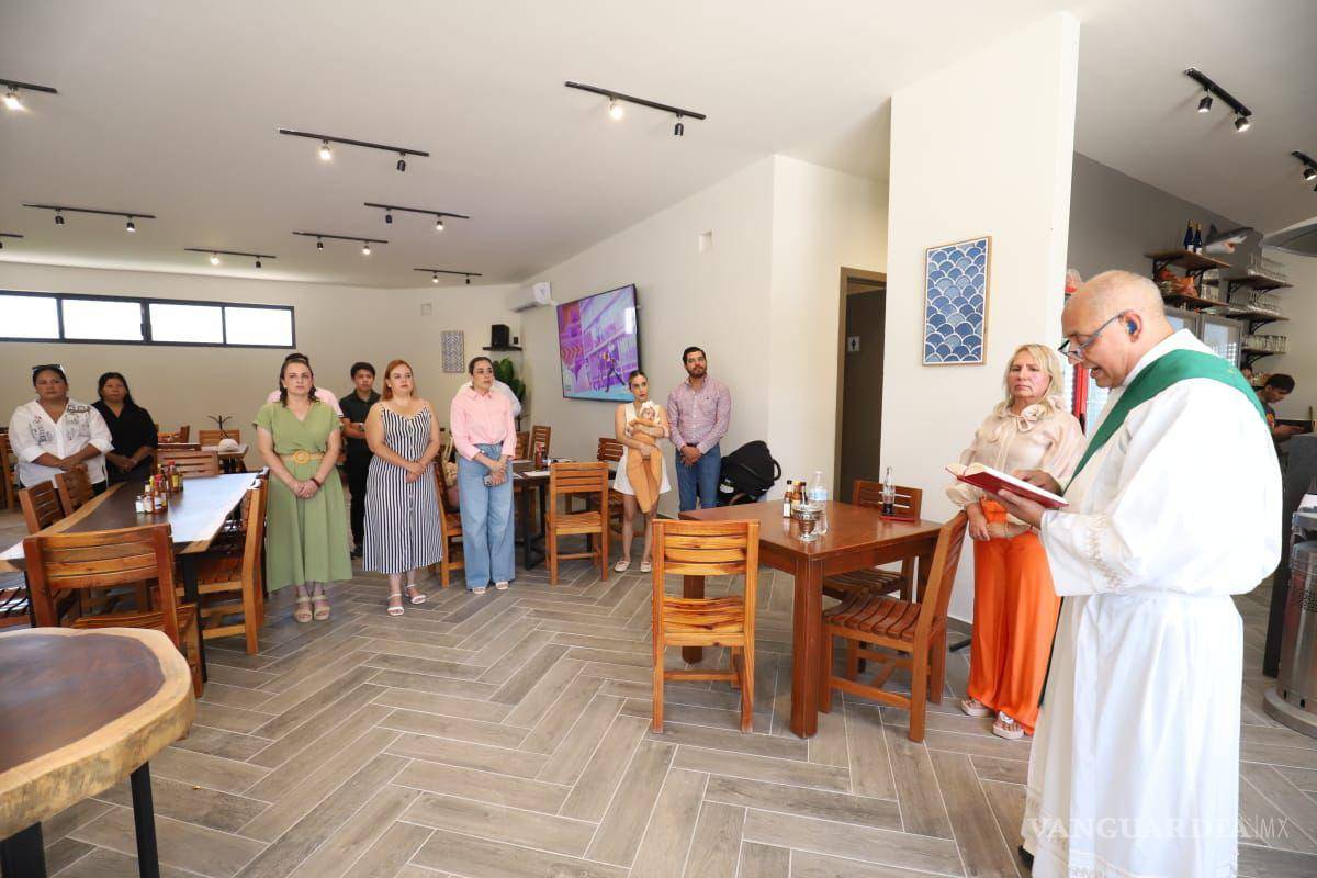 $!La bendición del local estuvo a cargo del diácono José Gutiérrez, de la Parroquia de San Isidro Labrador.