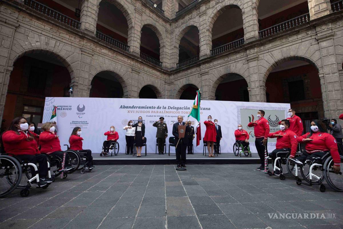 $!Deportistas paralímpicos con Andrés Manuel López Obrador.