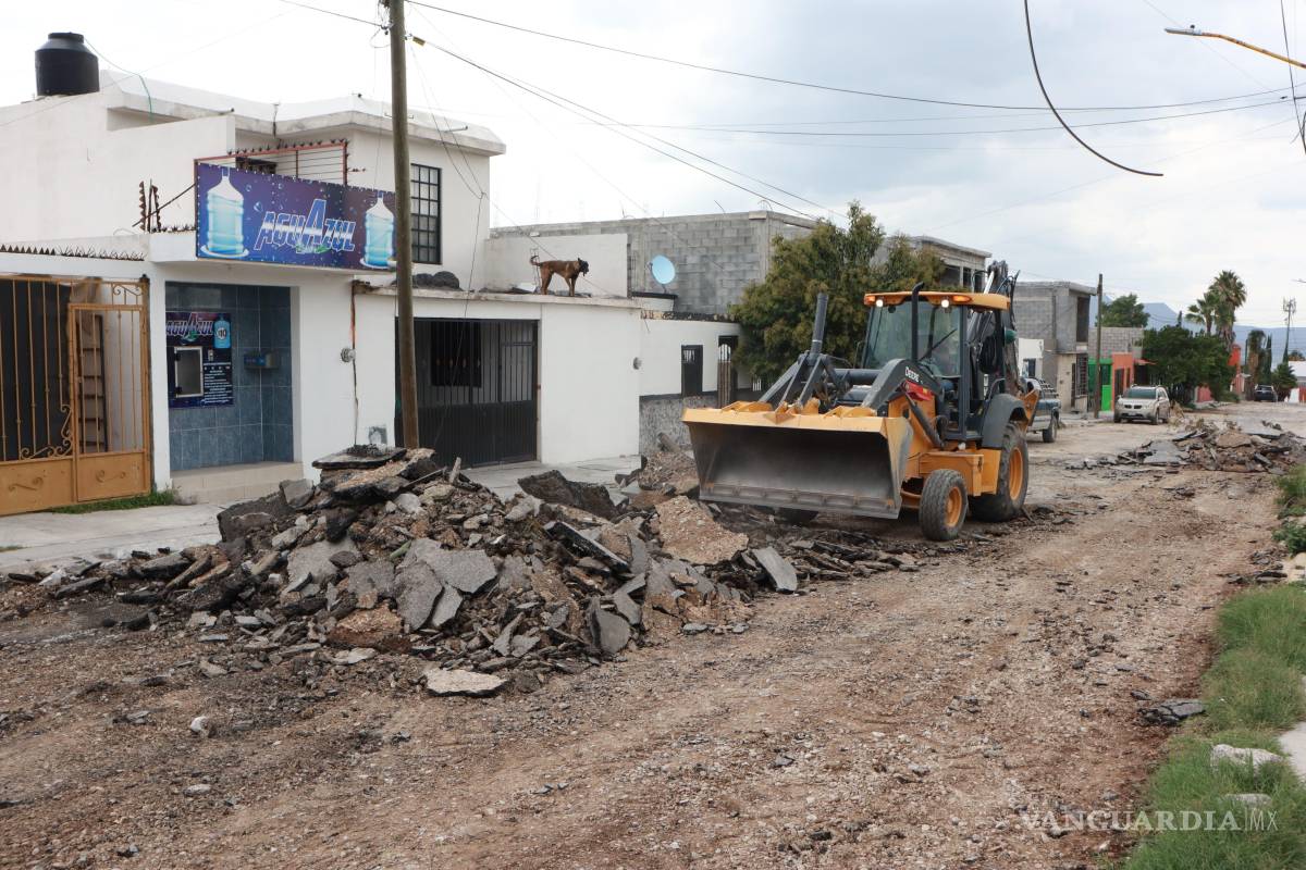 $!Maquinaria pesada retira el pavimento dañado en la colonia Colinas de San Lorenzo, donde ya se inició la repavimentación de calles.
