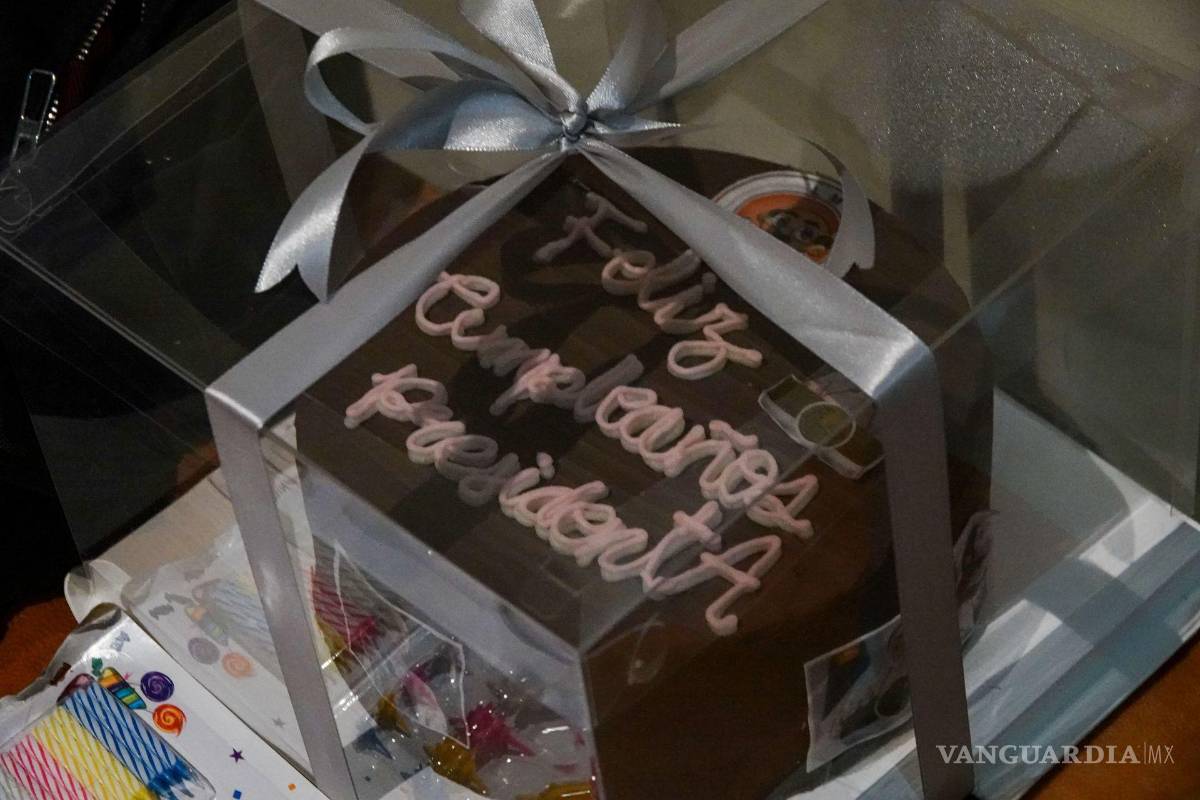 $!Aspectos de un pastel que un representante de medios de comunicación obsequió a Claudia Sheinbaum Pardo, presidenta de México, durante la “Mañanera del Pueblo” en materia de Seguridad en Palacio Nacional.