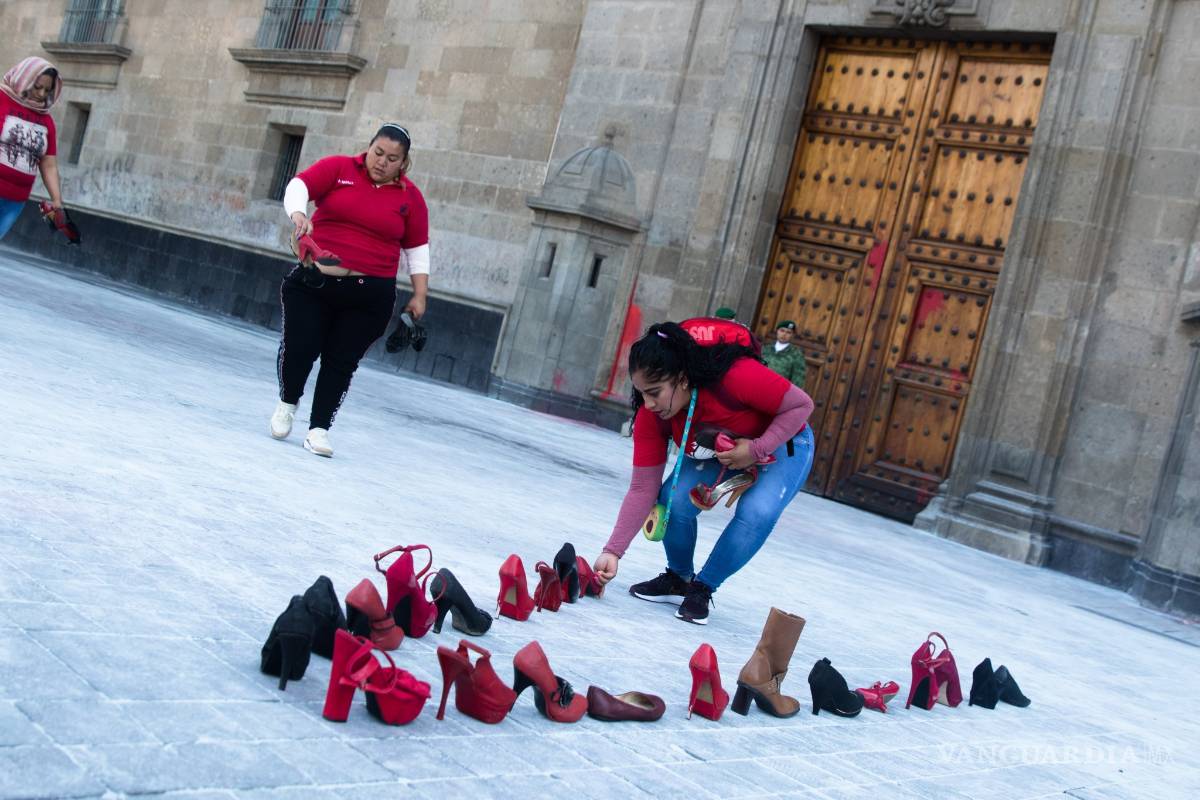 Piden alto a feminicidios con calzado rojo