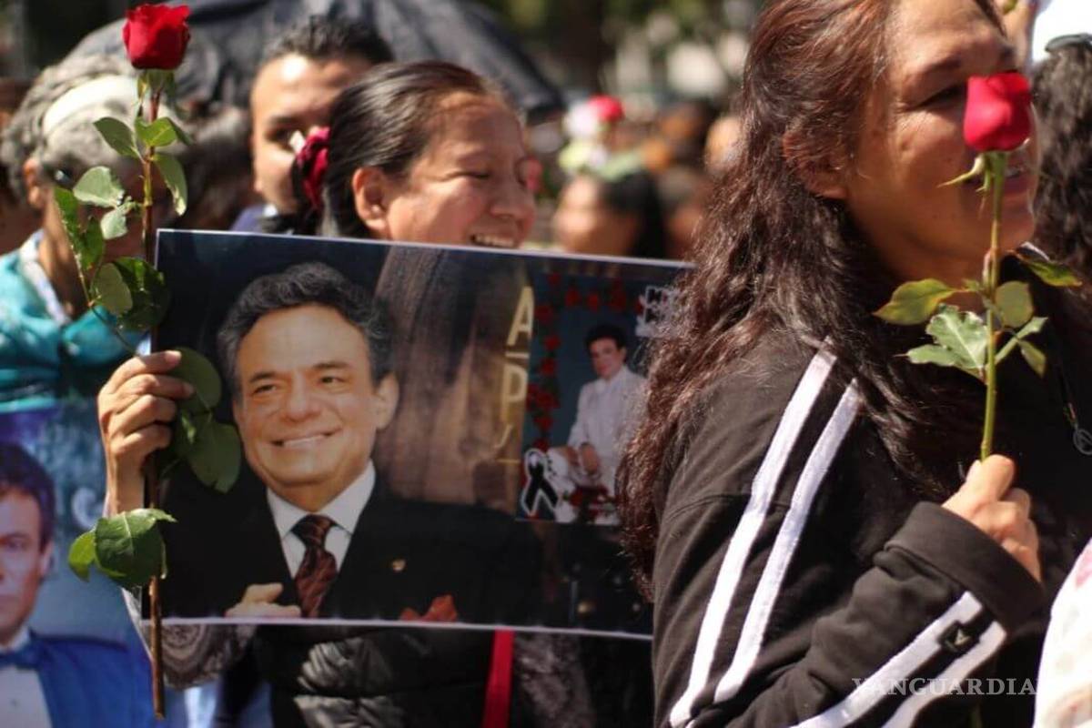 Fans le cantan a José José &quot;El Triste&quot; en la Basílica de Guadalupe