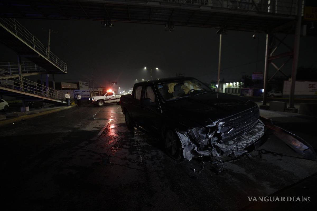 Lluvia en Saltillo deja tres accidentes: dos choques y una aparatosa volcadura