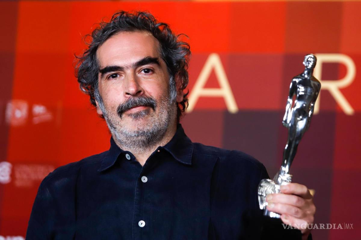 $!El editor Yibrán Asuad con su Ariel a mejor edición por Una película de policías, durante la edición 64 de la entrega de los premios Arie en la Ciudad de México.