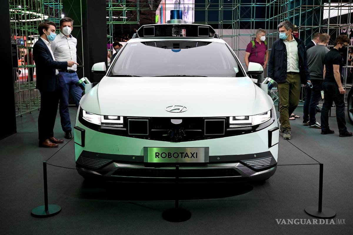 $!El Hyundai IONIQ 5 Robotaxi en exhibición en el primer día de vista previa para la prensa del Salón Internacional del Automóvil IAA en Munich, Alemania. EFE/EPA/Sascha Stenbach