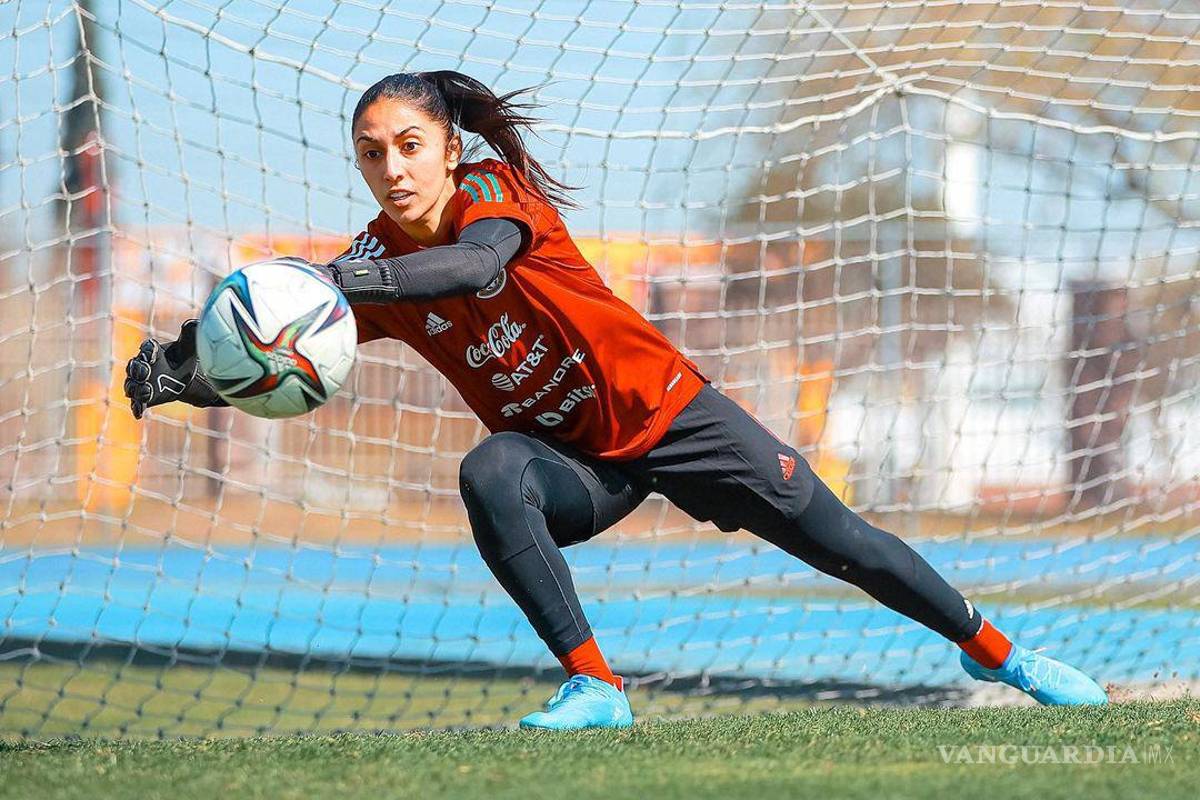 ¡Orgullo mexicano! Destacan atajada de portera Itzel González en su debut con Sevilla Femenil