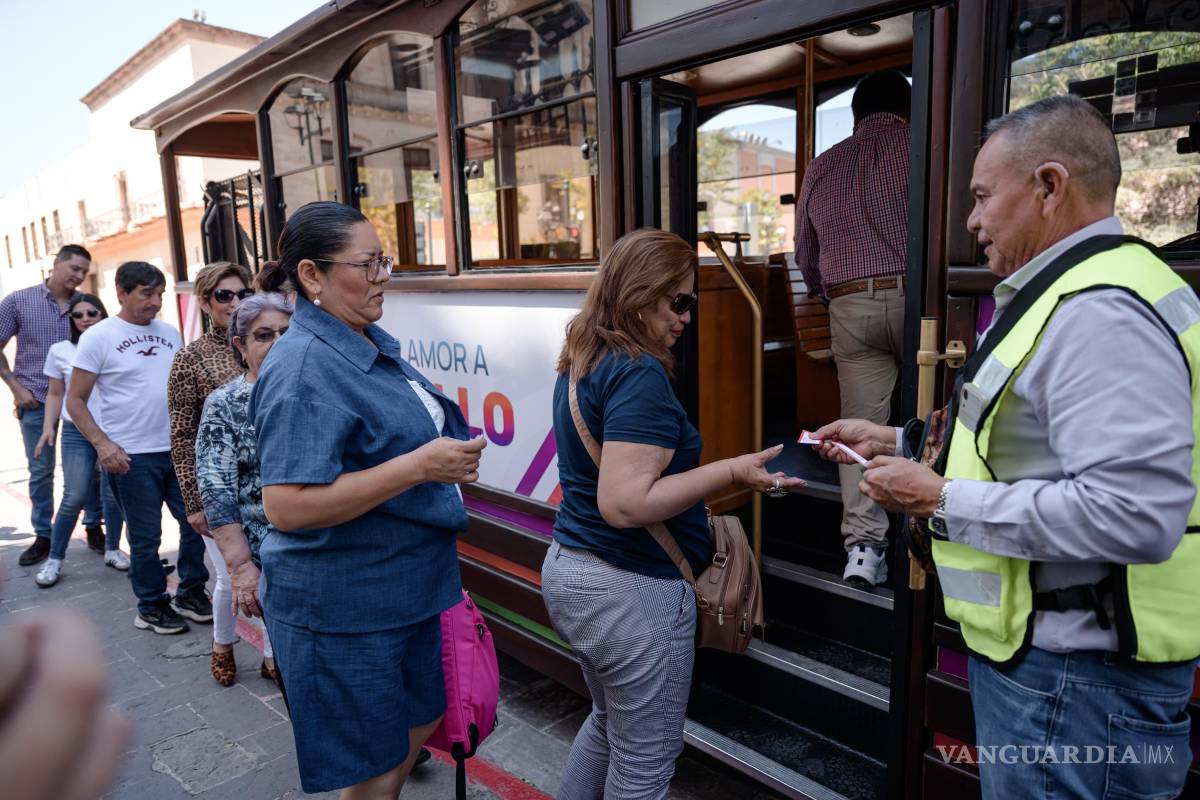 $!El tranvía turístico es una opción accesible y cómoda para quienes buscan explorar Saltillo de una manera diferente durante las vacaciones.