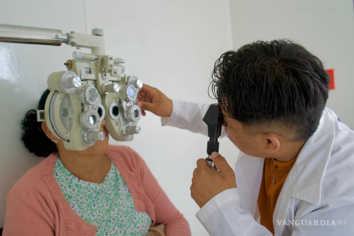 $!Personal del DIF Saltillo entregó lentes gratuitos tras realizar estudios de vista a habitantes de los ejidos Puyas y Las Hormigas.