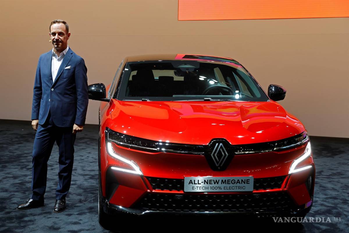 $!El director general de Renault Alpine Iberia, Sébastien Guigues, durante la presentación del Megane E-Tech, una de las novedades que se pueden ver en Automobile, el Salón Internacional del Automóvil de Barcelona. EFE/Toni Albir