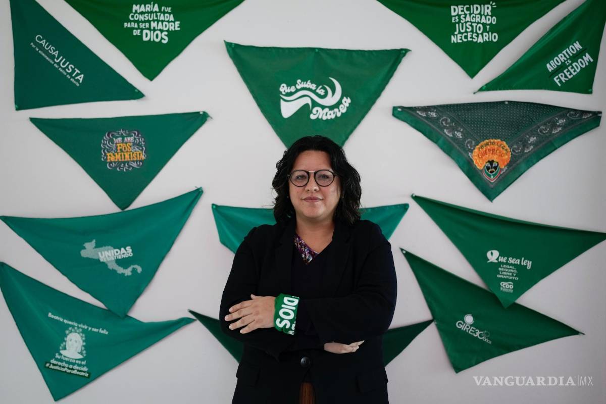 $!La activista Maribel Luna posa para una foto en las oficinas de Católicas Por el Derecho a Decidir, en Ciudad de México.