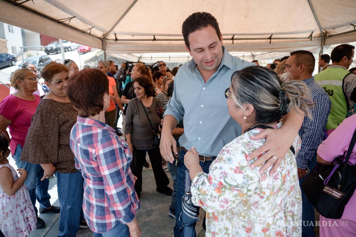 $!Autoridades municipales y representantes del Cabildo acompañaron al alcalde en el arranque de la rehabilitación del parque comunitario.