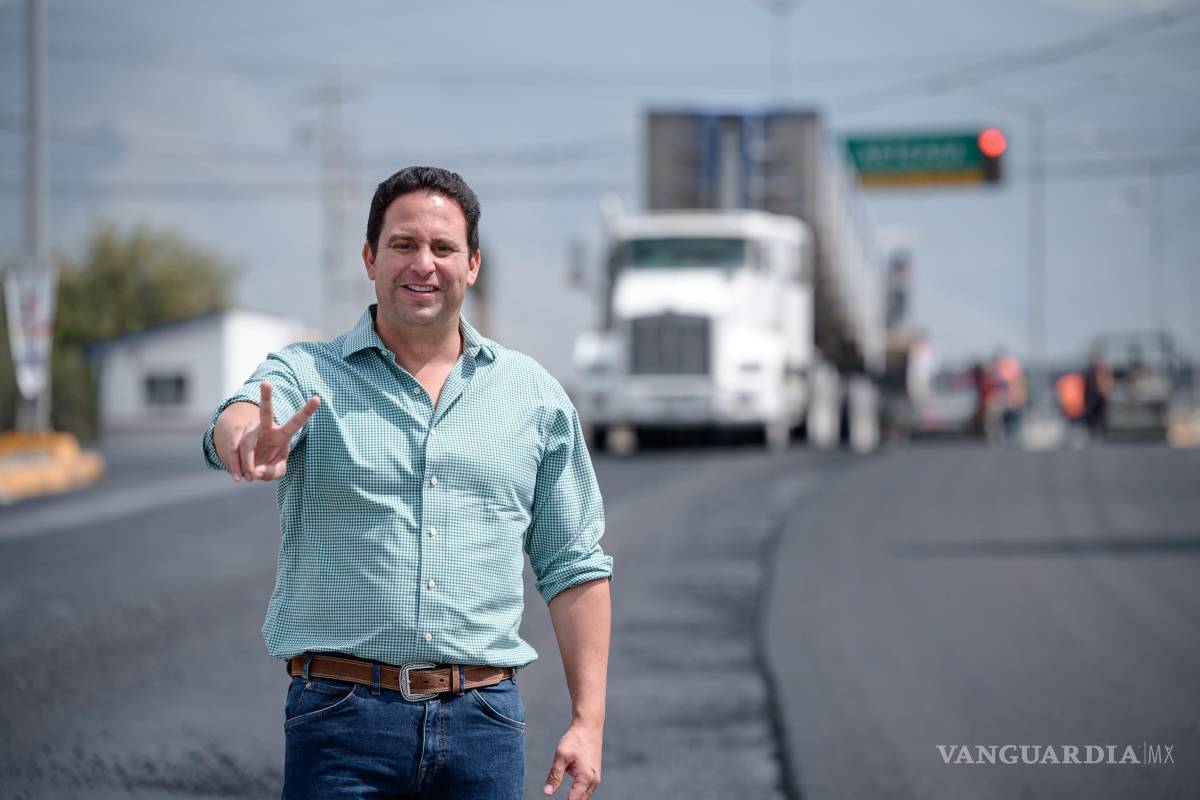 $!El alcalde Javier Díaz González supervisa los trabajos en el cruce de Valdés Sánchez y Colosio, donde se ampliaron los carriles para agilizar el tránsito.