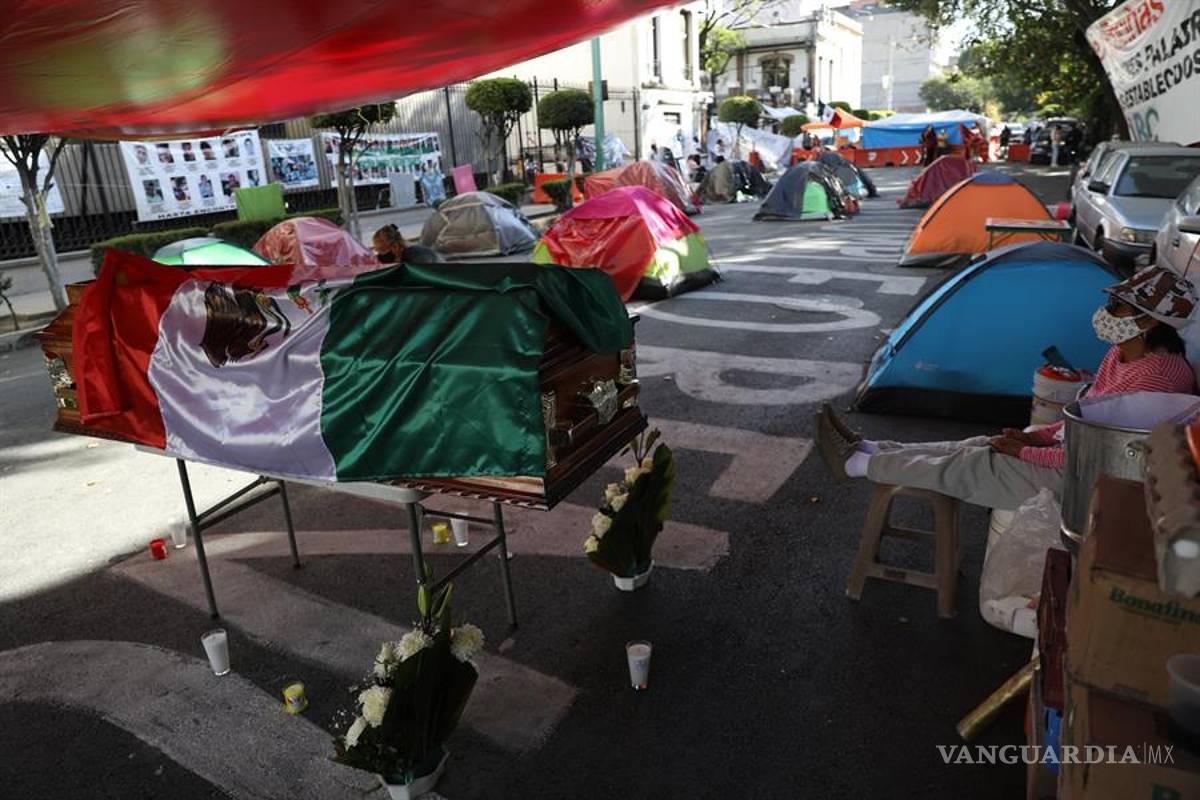 Velan cuerpo activistas y colectivos a las afueras de Gobernación como protesta