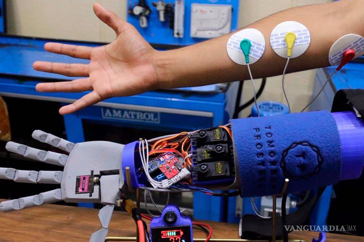 Estudiantes del IPN crean brazo biónico de bajo costo