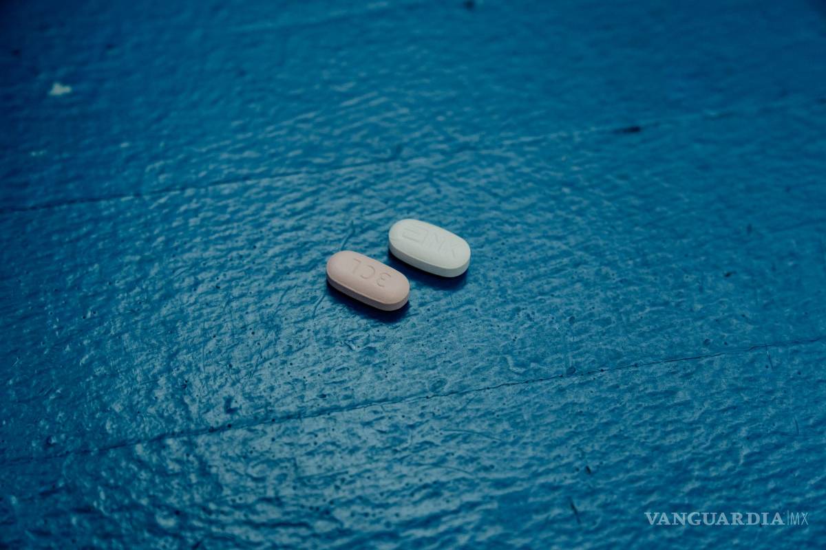 $!Dos píldoras utilizadas en el tratamiento antiviral Paxlovid, en una farmacia en Greenbelt, Maryland.