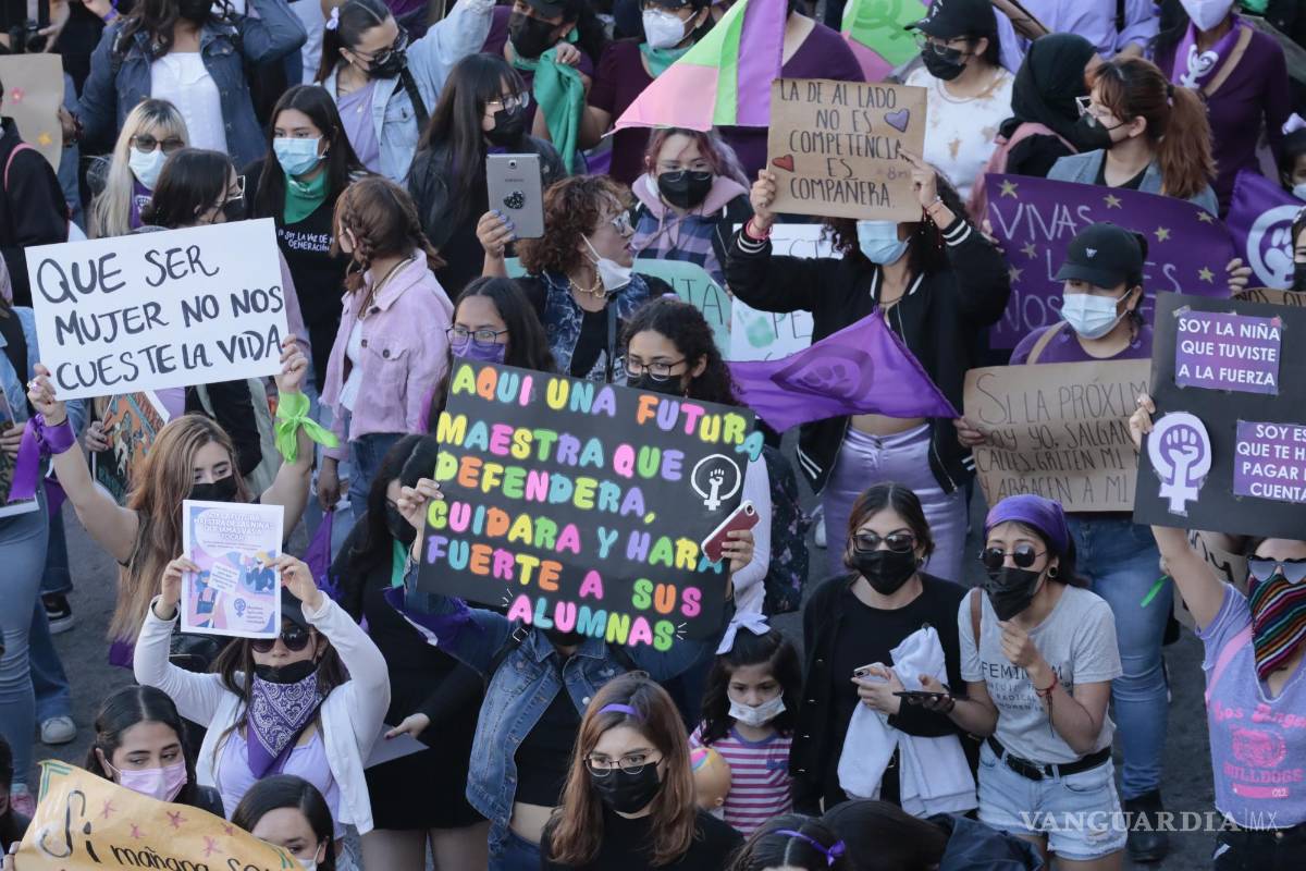 $!Saltillo, Coahuila 8 de Marzo del 2022 Marcha 8M en la plaza Tlaxcala y calles del centro de la ciudad