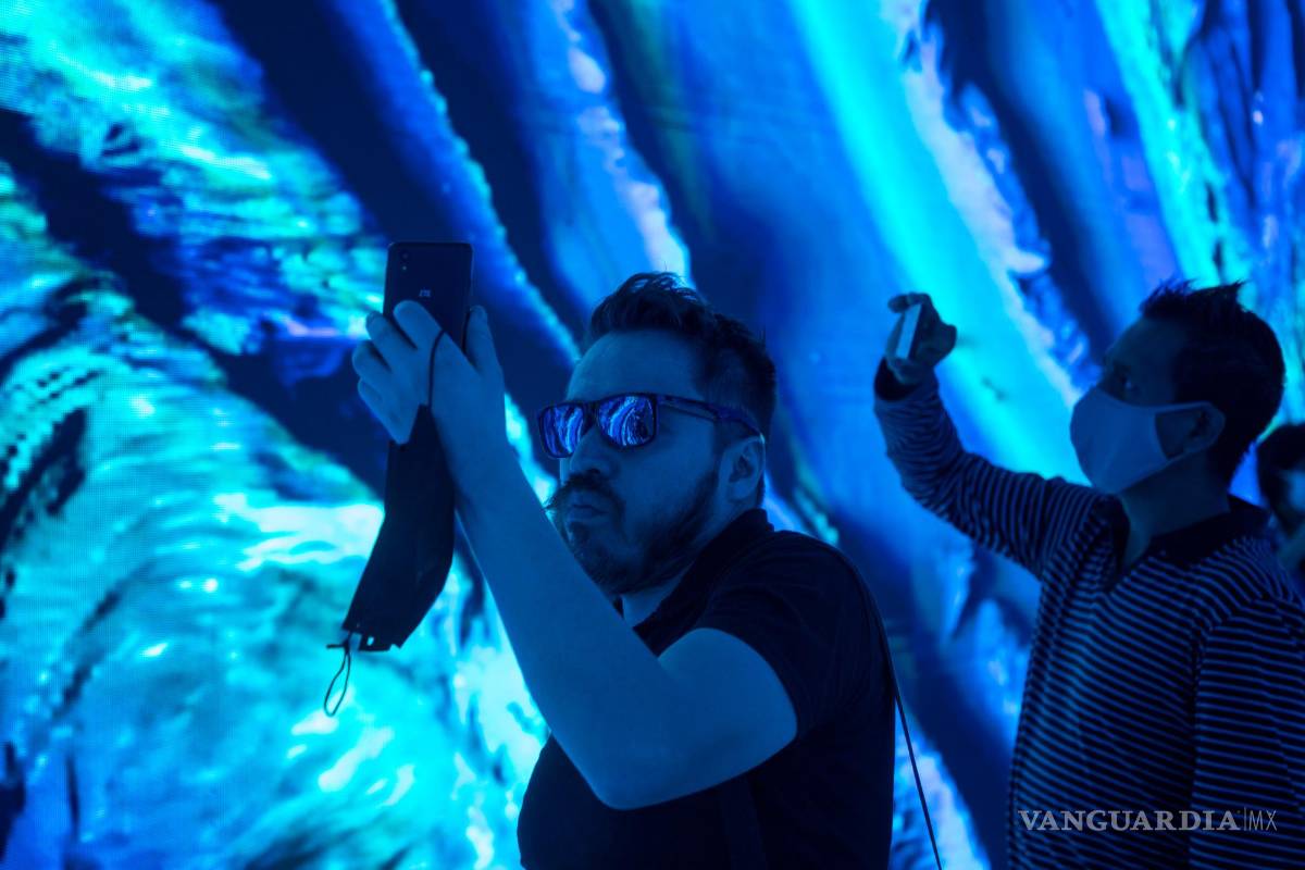 $!Visitantes disfrutan de las obras multimedia y NFT's exhibidas en el Museo del Futuro (MUFO), en Ciudad de México (México), el pasado mes de abril de 2022.