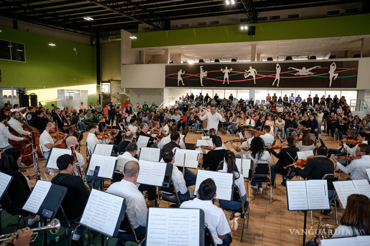 $!La Orquesta Filarmónica del Desierto presentó su concierto “Boleros y Danzones” en el Multideportivo El Sarape, cautivando a los vecinos de la colonia Las Teresitas.